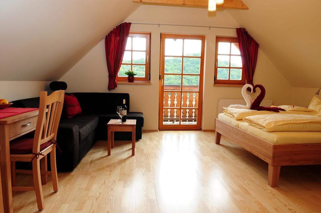 Weingut Winzerzimmer Rothschaedl Leutschach Habitación foto